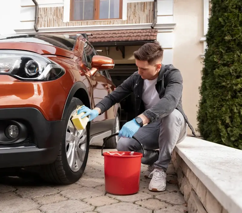 Lavage auto à domicile Milly-sur-Bradon : professionnel intervenant sur un véhicule